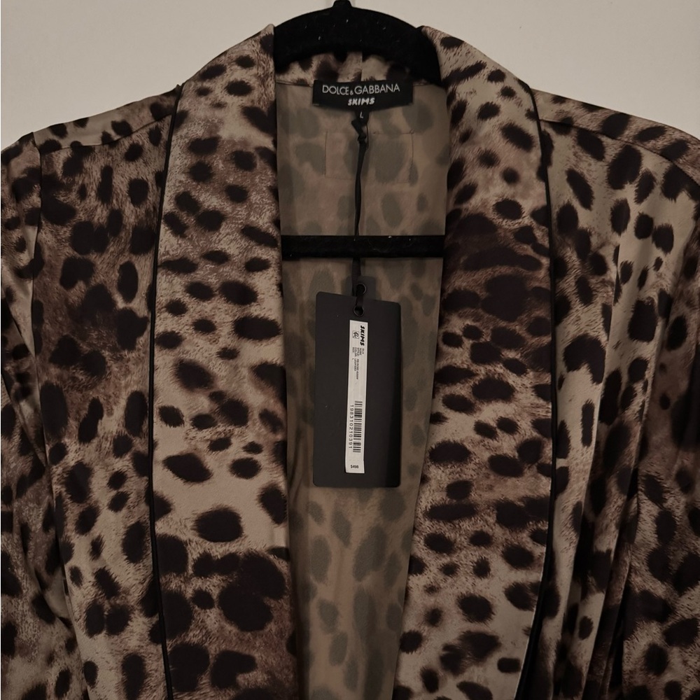 Skims x Dolce & Gabbana Leopard Print Silk Robe - Picture 6 of 9